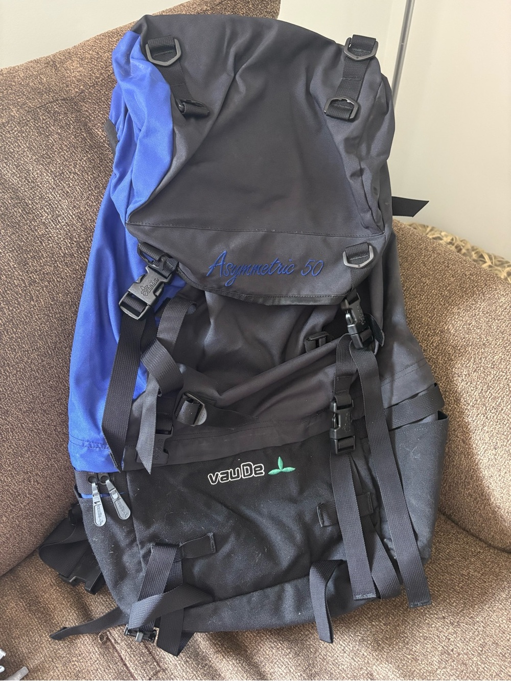 Vaude  Asymmetric 50 Backpack in Black & Blue